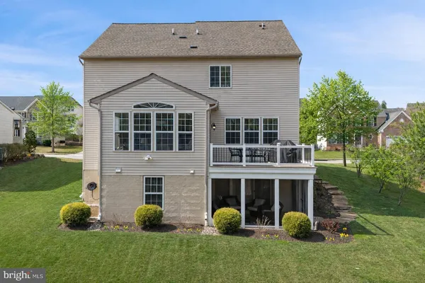a view of a house with backyard