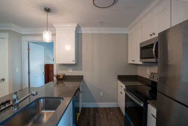 $2,300 | 10 4th Street, Unit 201, Dover, NH 03820