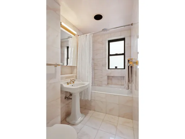 $585,000 | 12 East 97th Street, Unit 8E | Upper East Side