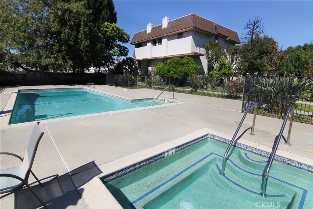 18425 Saticoy Street, Unit 4 Reseda, CA 91335 - Photo 15 of 17