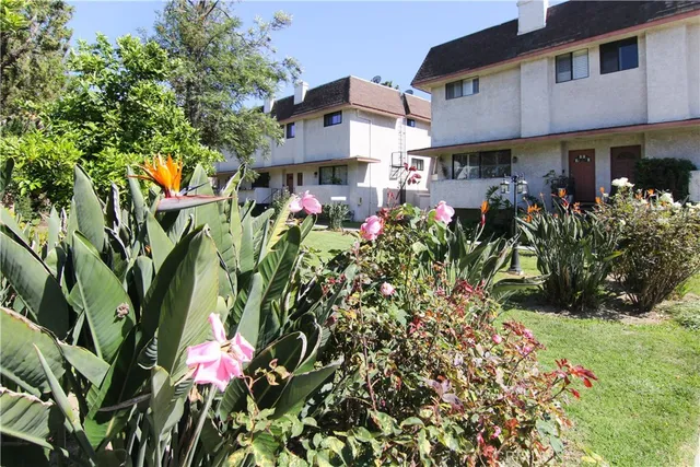 $519,950 | 18425 Saticoy Street, Unit 4, Reseda, CA 91335