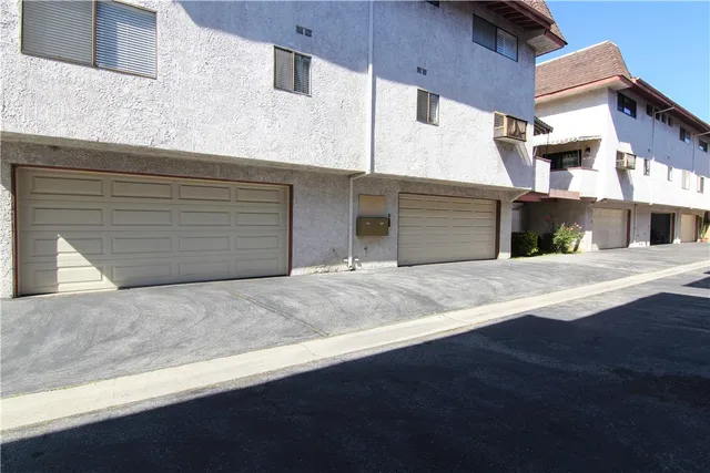 $519,950 | 18425 Saticoy Street, Unit 4, Reseda, CA 91335