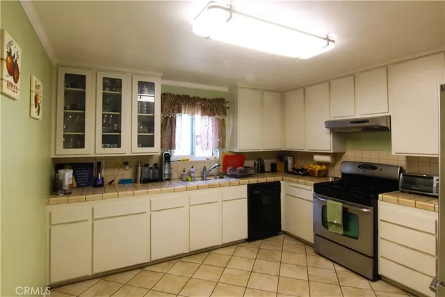 $519,950 | 18425 Saticoy Street, Unit 4, Reseda, CA 91335