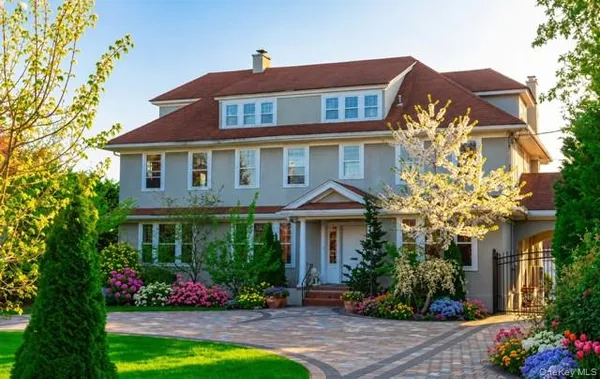 $1,579,000 | 44 South Montgomery Avenue, Bay Shore, NY 11706