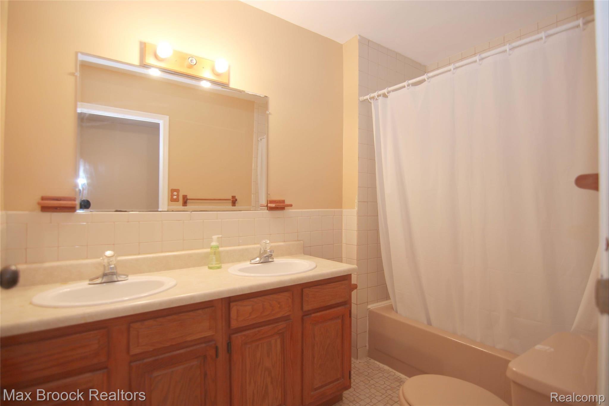 31462 Curtis Road Livonia, MI 48152 - Photo 31 of 38 Upper Full Bath