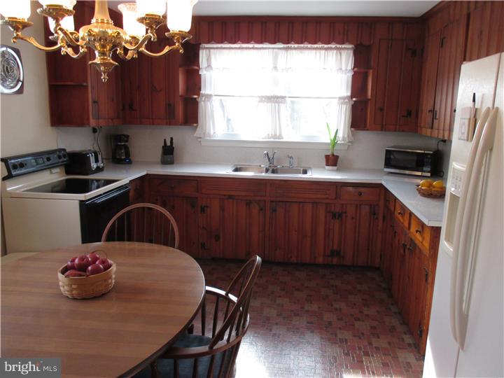 202 Merlin Road Phoenixville, PA 19460 - Photo 6 of 19 Kitchen