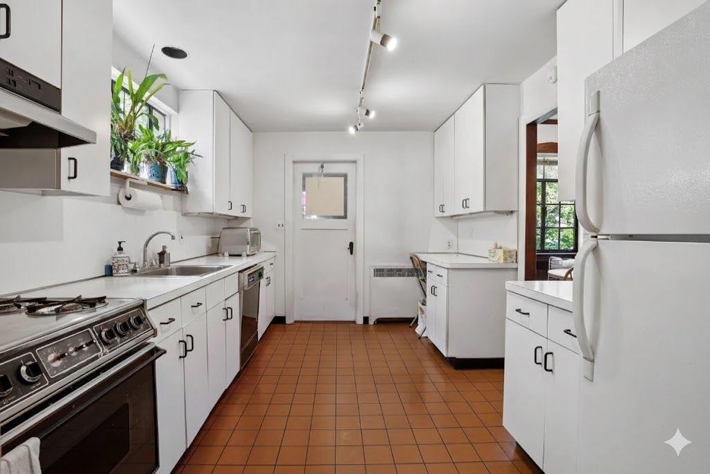 176-15 Croydon Road Queens, NY 11432 - Photo 4 of 10 Photo 4