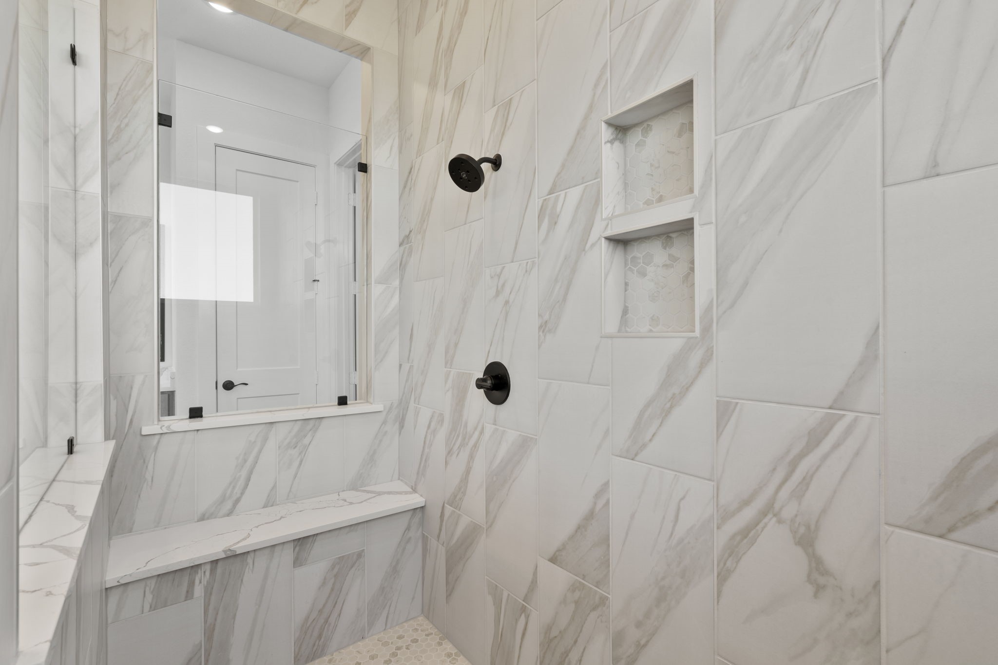 407 Blue River Trail Rosenberg, TX 77471 - Photo 13 of 45 a bathroom with a bathtub