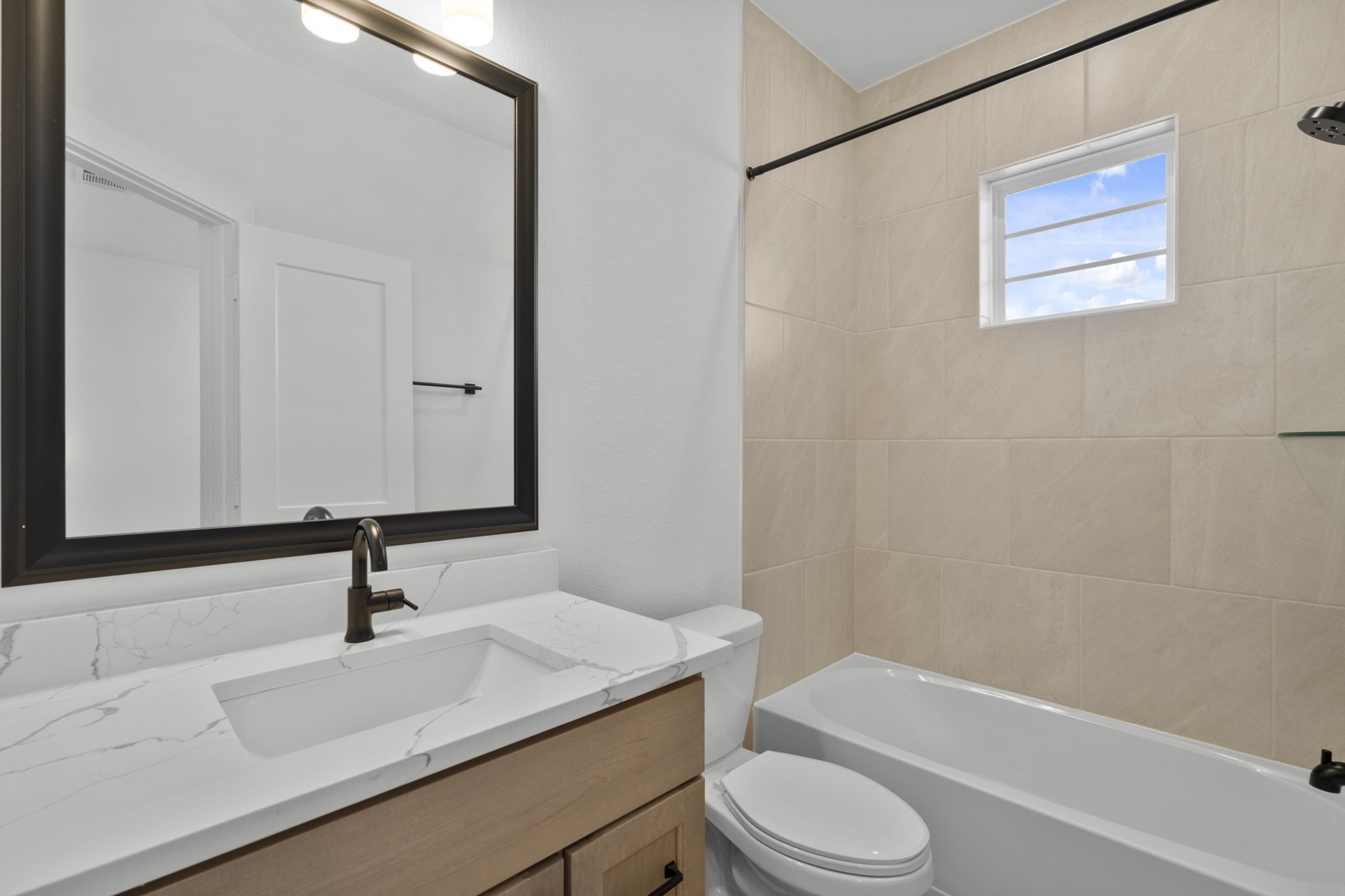 407 Blue River Trail Rosenberg, TX 77471 - Photo 33 of 45 a bathroom with a sink a toilet and a bathtub