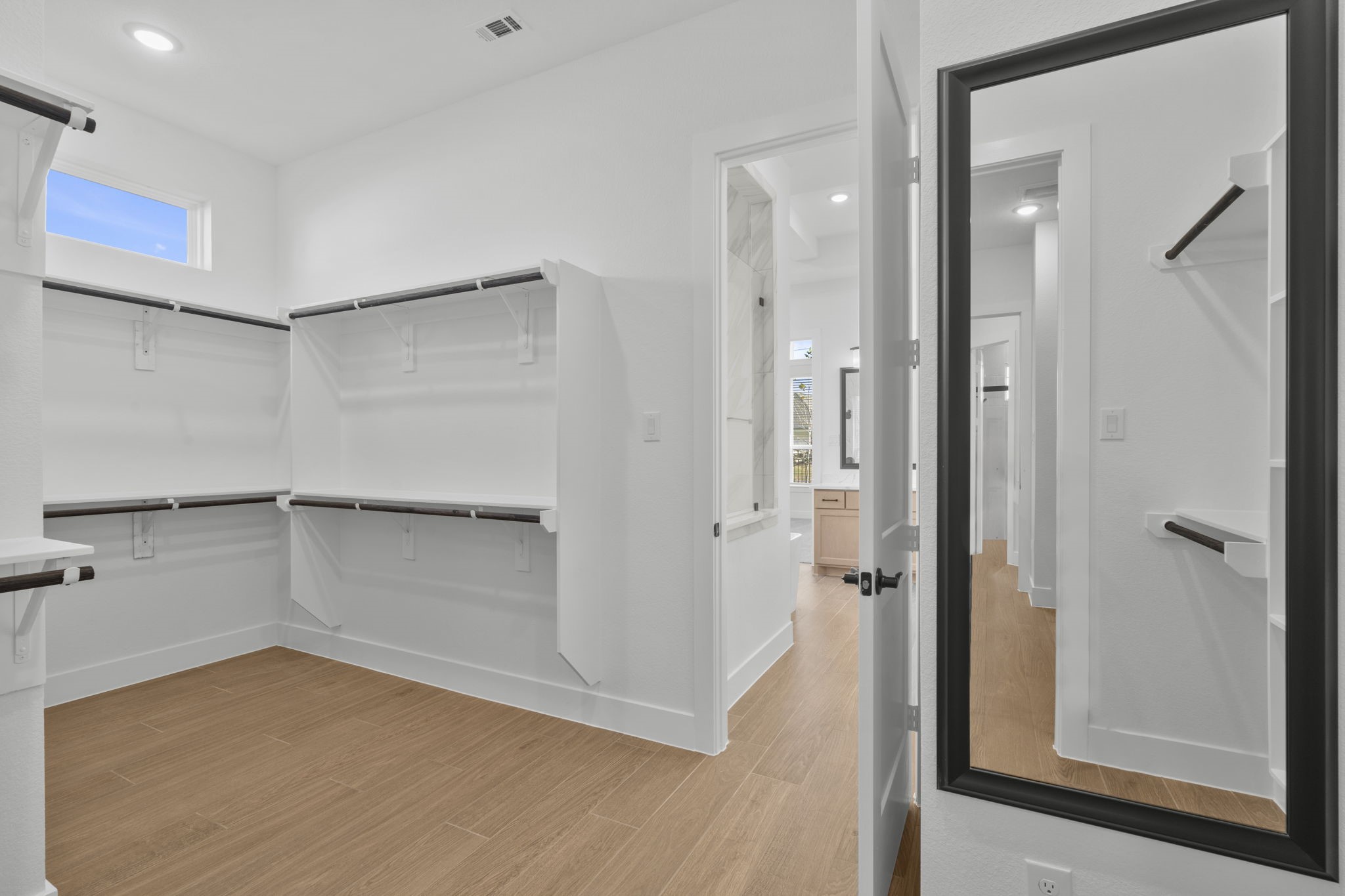 407 Blue River Trail Rosenberg, TX 77471 - Photo 9 of 45 a bathroom with a glass shower door