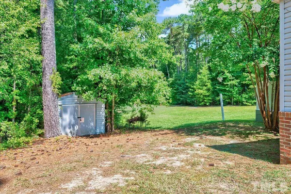 a view of a back yard