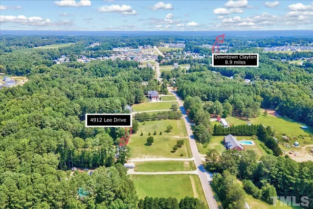 a view of a yard with plants