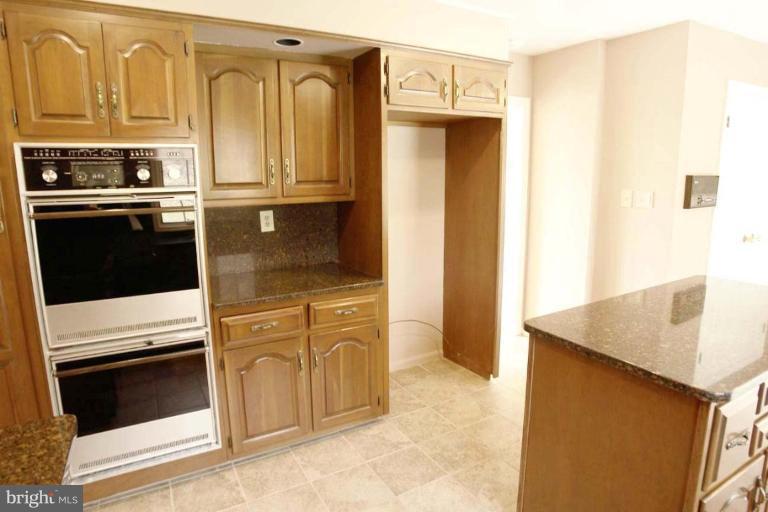 21815 Woodfield Road Gaithersburg, MD 20882 - Photo 10 of 29 Kitchen!