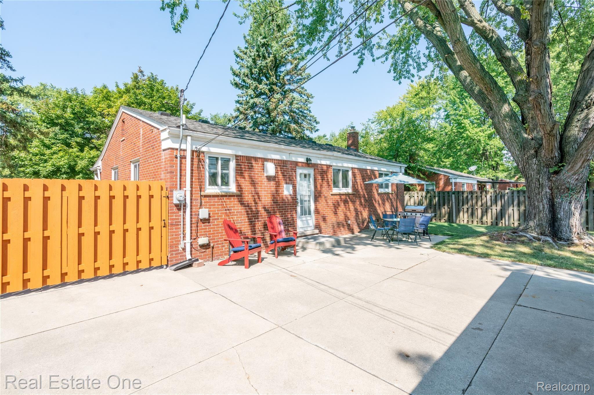 9856 Merriman Road Livonia, MI 48150 - Photo 7 of 25 9856 Merriman-9223-HDR.jpg