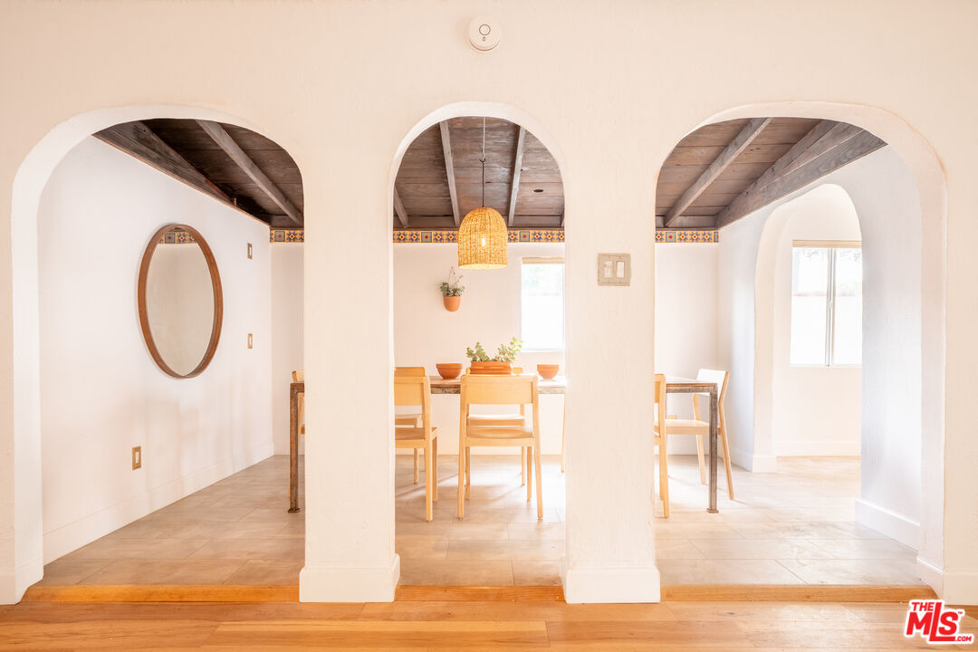 3201 Castera Avenue Glendale, CA 91208 - Photo 6 of 16 a view of living room