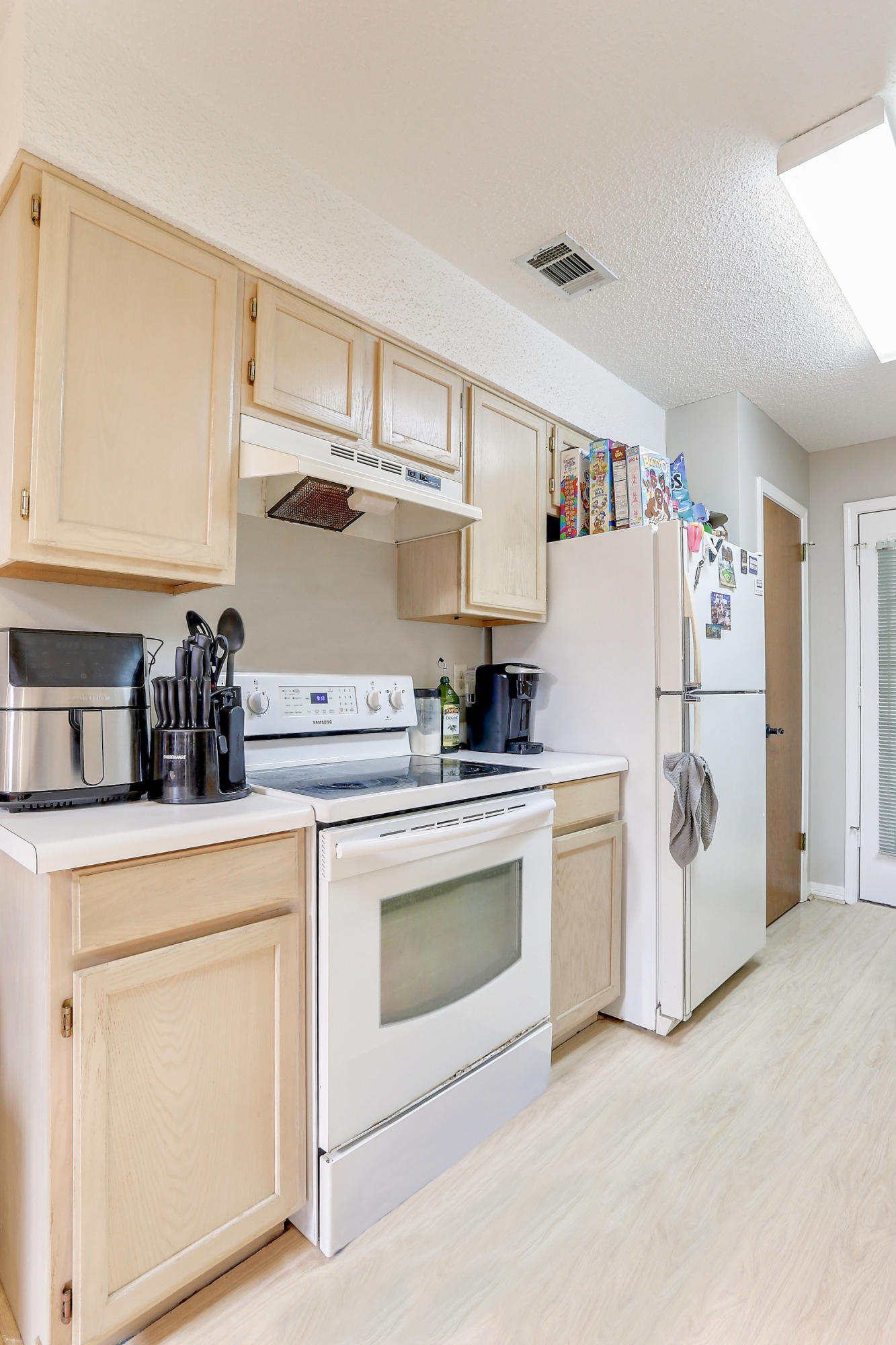 9 Falcon Ridge Lane, Unit 9 Fort Walton Beach, FL 32547 - Photo 8 of 23 a kitchen with white cabinets and white appliances