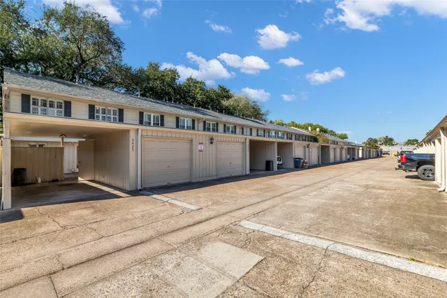 $249,500 | 6425 Olympia Drive, Unit 148, Houston, TX 77057