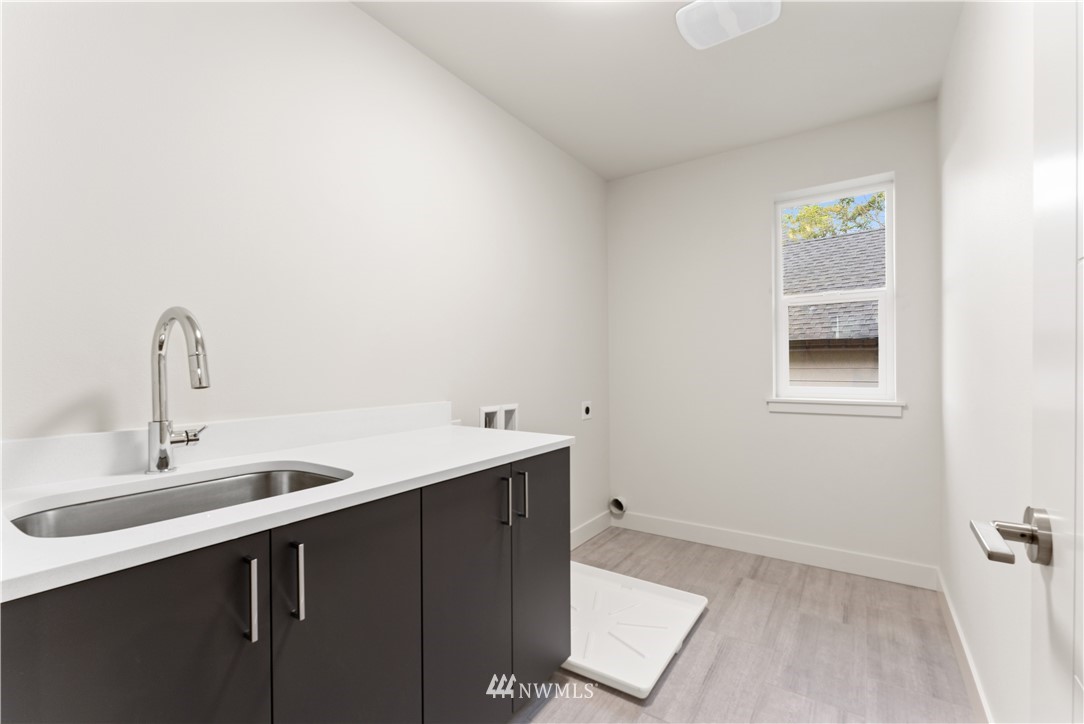 4558 22nd Avenue Southwest Seattle, WA 98106 - Photo 30 of 38 a bathroom with a sink and a mirror