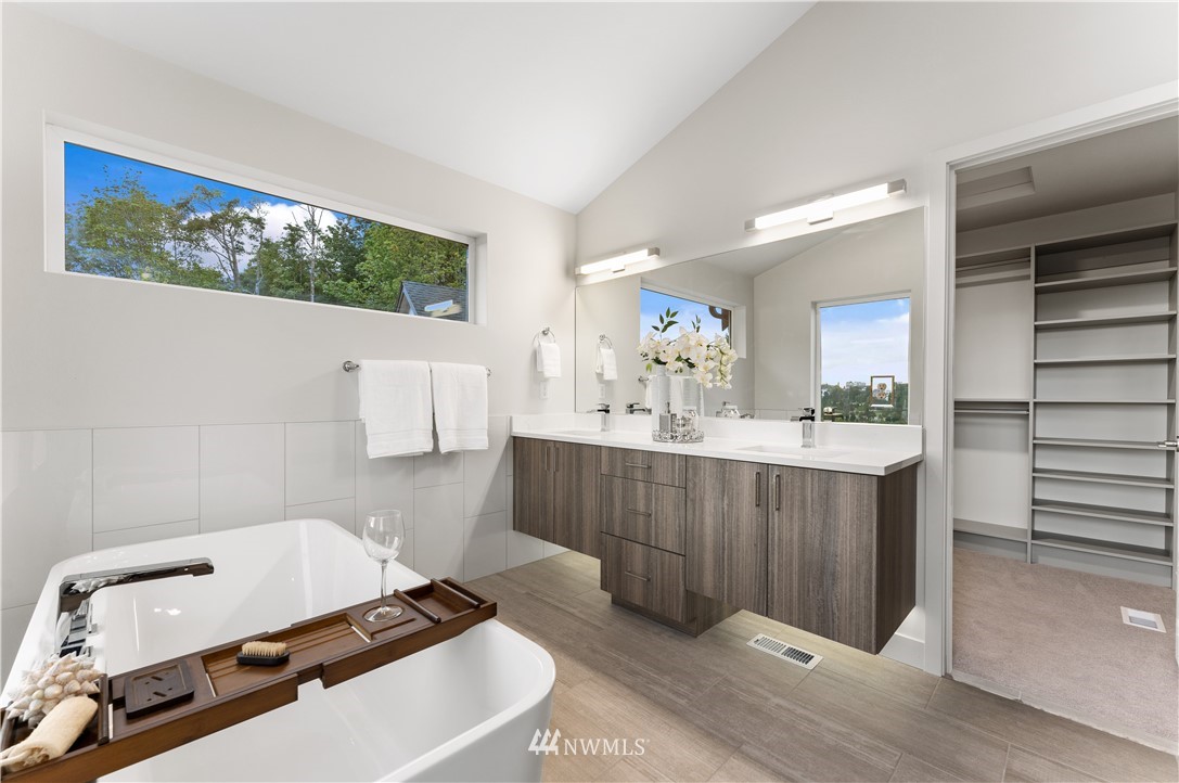 4558 22nd Avenue Southwest Seattle, WA 98106 - Photo 33 of 38 a bathroom with a sink mirror and a bathtub