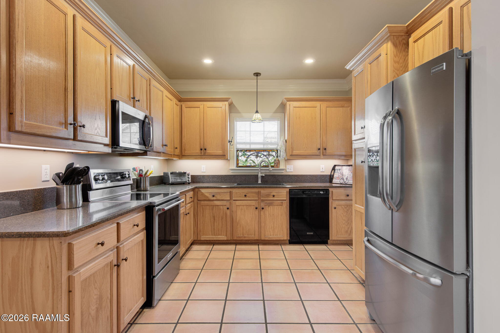 121 Pleasant View Drive Lafayette, LA 70503 - Photo 10 of 26 Solid red oak cabinetry