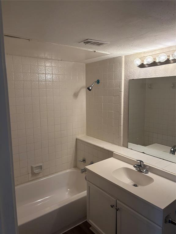 1733 Crest Grove Drive Arlington, TX 76012 - Photo 6 of 8 a bathroom with a sink and a bathtub