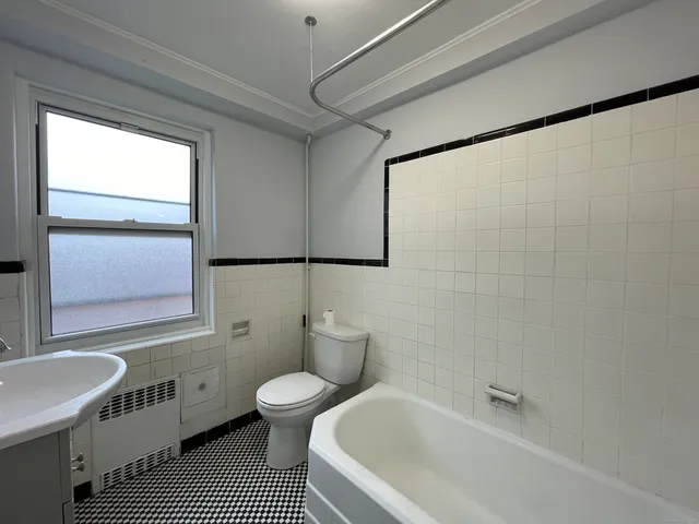 $1,300 | 230 Farmington Avenue, Unit F4, Hartford, CT 06105