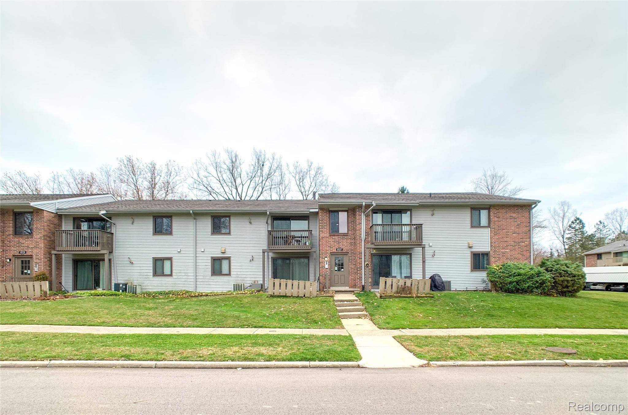 1727 Maple Ridge Road, Unit 13 Haslett, MI 48840 - Photo 3 of 33 1727 Maple Ridge Unit13 Meridian Twp MI-32.jpg