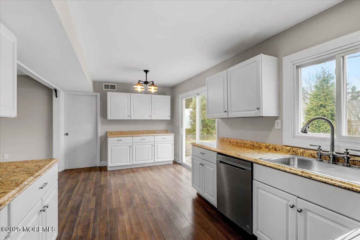97 Irongate Lane Aberdeen, NJ 07747 - Photo 12 of 29 12-Kitchen