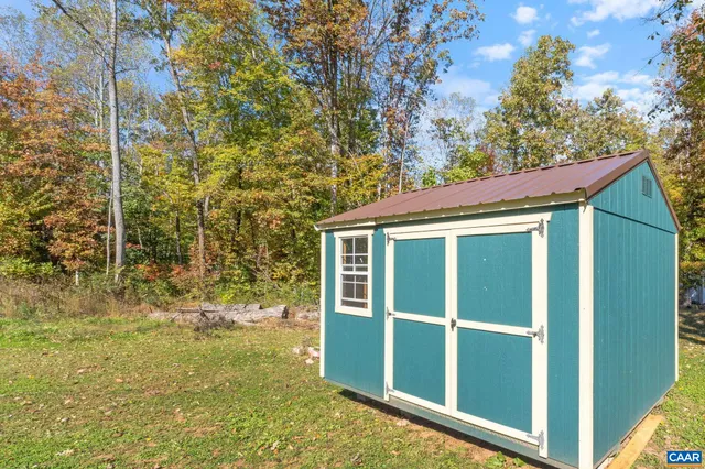 a view of a yard in front of house