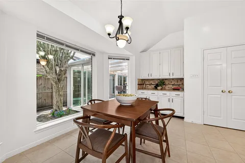 $559,000 | 6 Skyland Place, The Woodlands, TX 77381