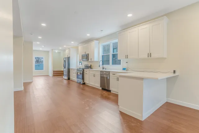 $4,200 | 4019 North Tripp Avenue, Unit 1, Chicago, IL 60641