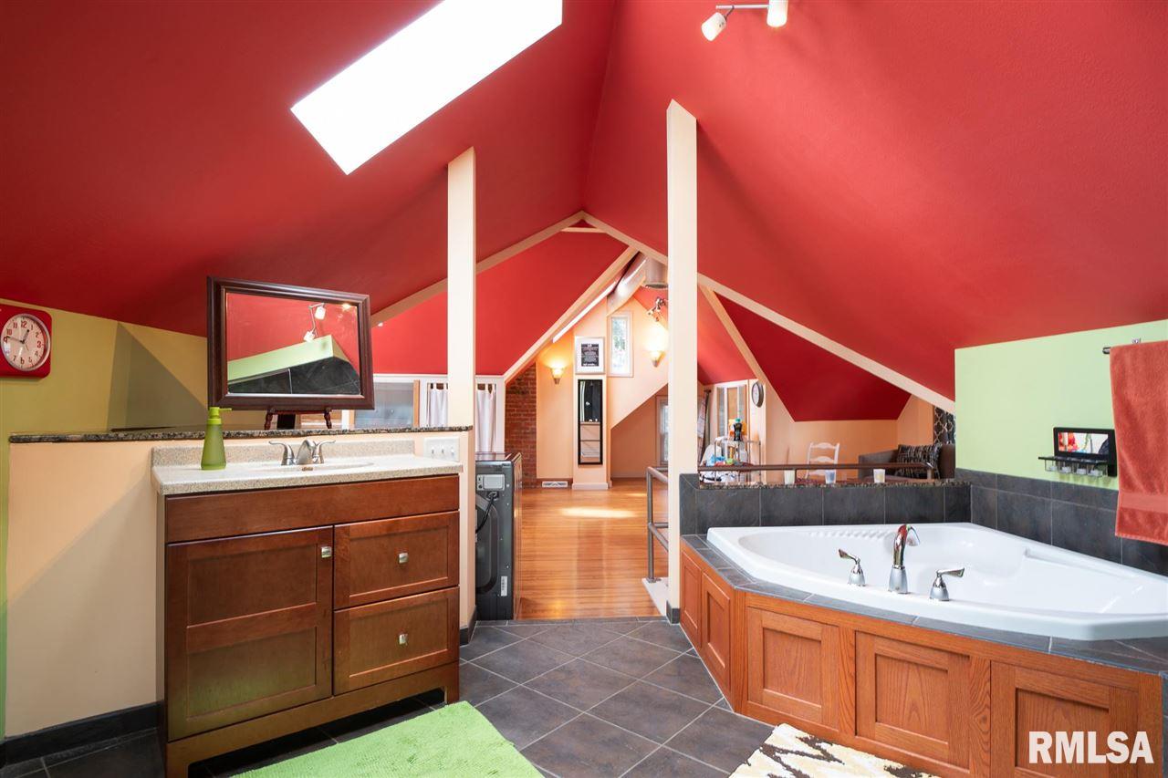 1329 West Circle Road Peoria, IL 61604 - Photo 8 of 36 Gallery Image 8
