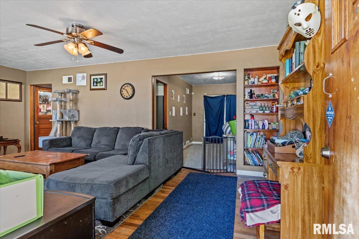 3240 East Enos Avenue Springfield, IL 62702 - Photo 2 of 16