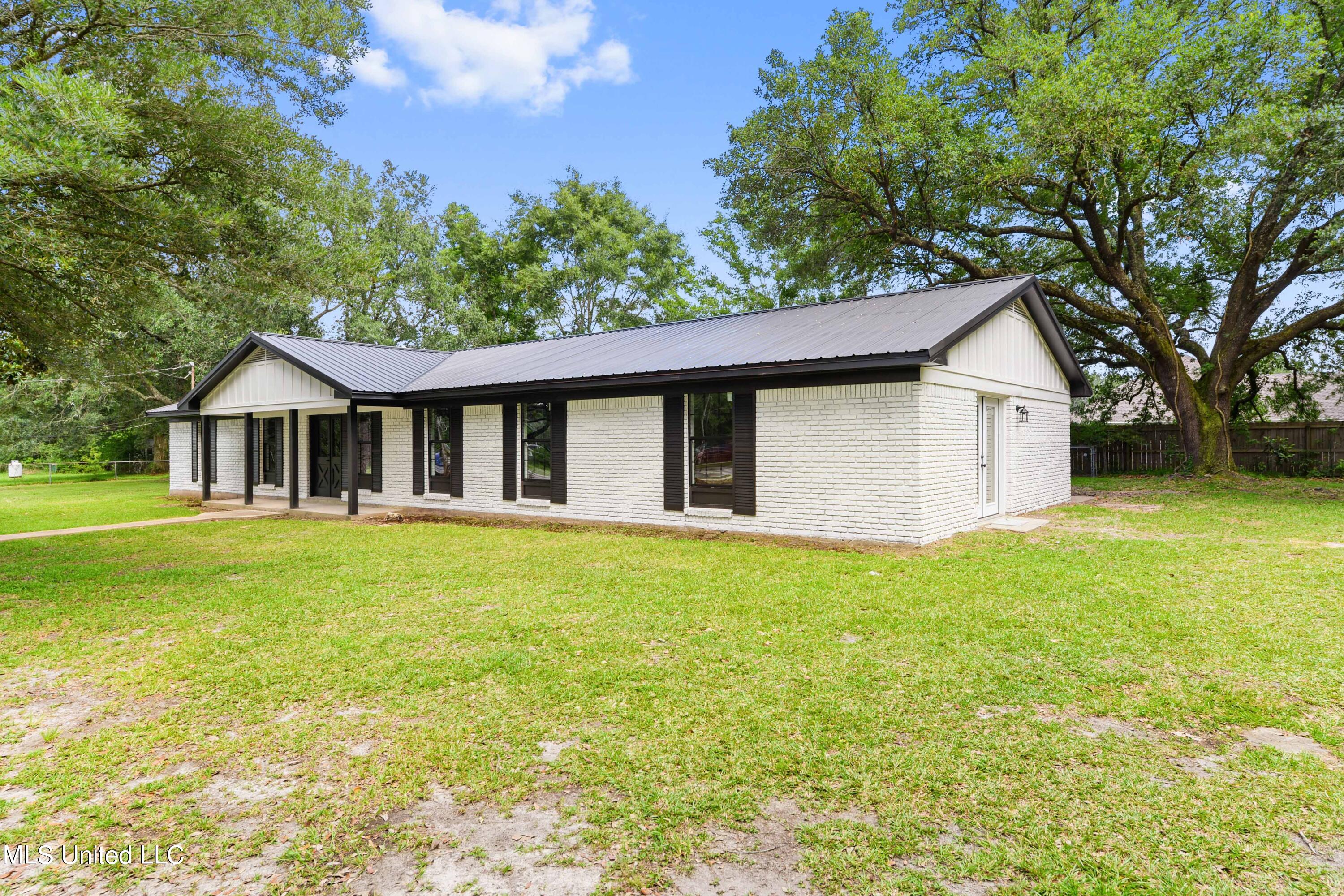 15609 Thomas Road Biloxi, MS 39532 - Photo 2 of 27 002 (26)