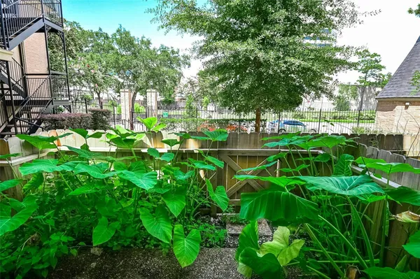 a view of yard with green space