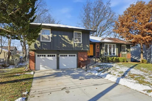 $425,000 | 9948 Rosehill Road, Lenexa, KS 66215