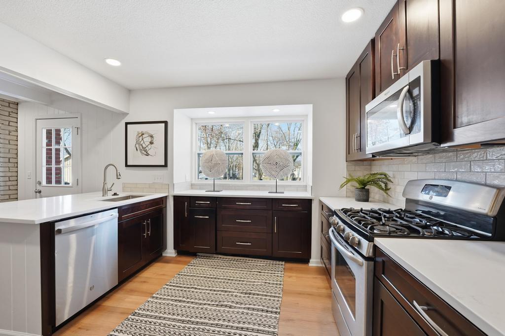 9948 Rosehill Road Lenexa, KS 66215 - Photo 11 of 41