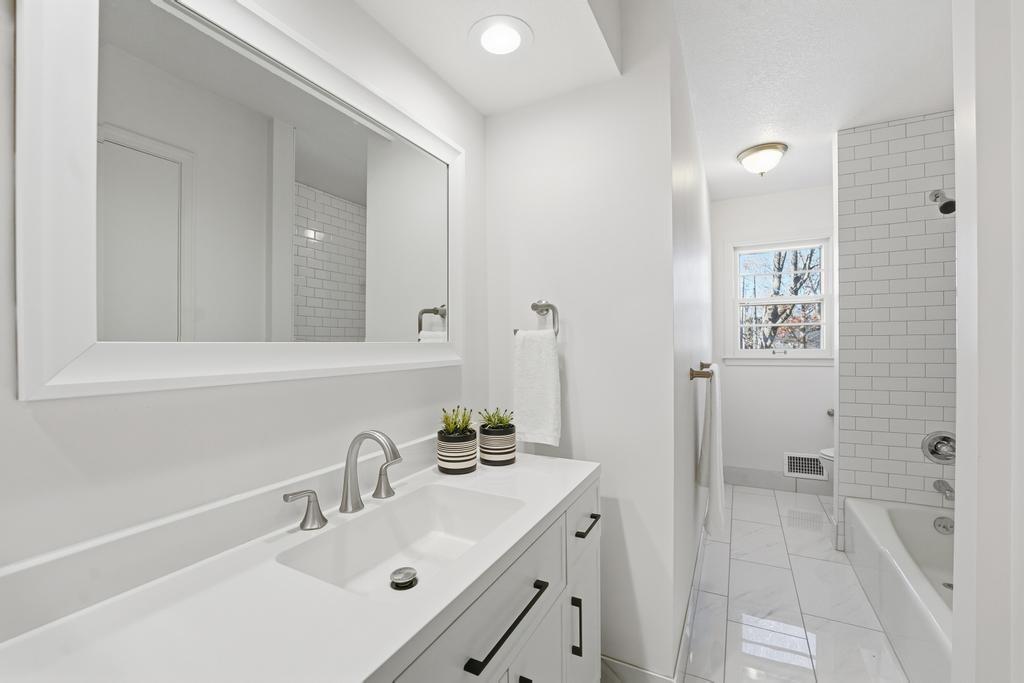 9948 Rosehill Road Lenexa, KS 66215 - Photo 20 of 41