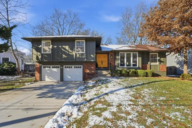 $425,000 | 9948 Rosehill Road, Lenexa, KS 66215