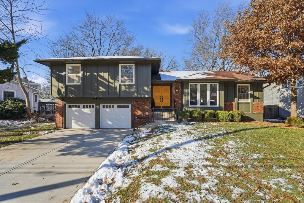 9948 Rosehill Road Lenexa, KS 66215 - Photo 2 of 41