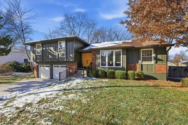 $425,000 | 9948 Rosehill Road, Lenexa, KS 66215