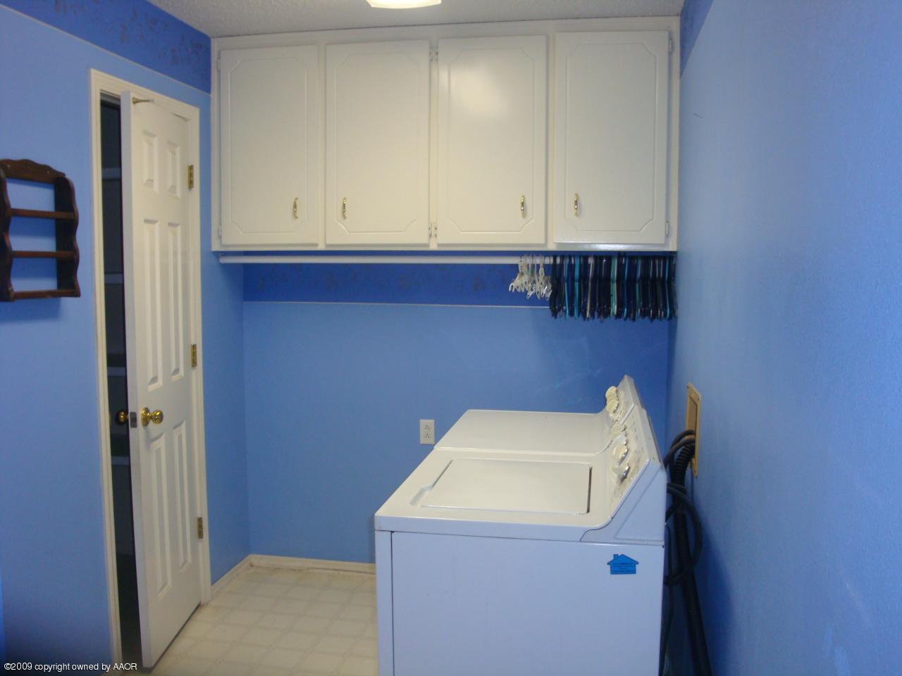 6601 Slater Circle Amarillo, TX 79110 - Photo 16 of 31 a utility room with dryer and washer