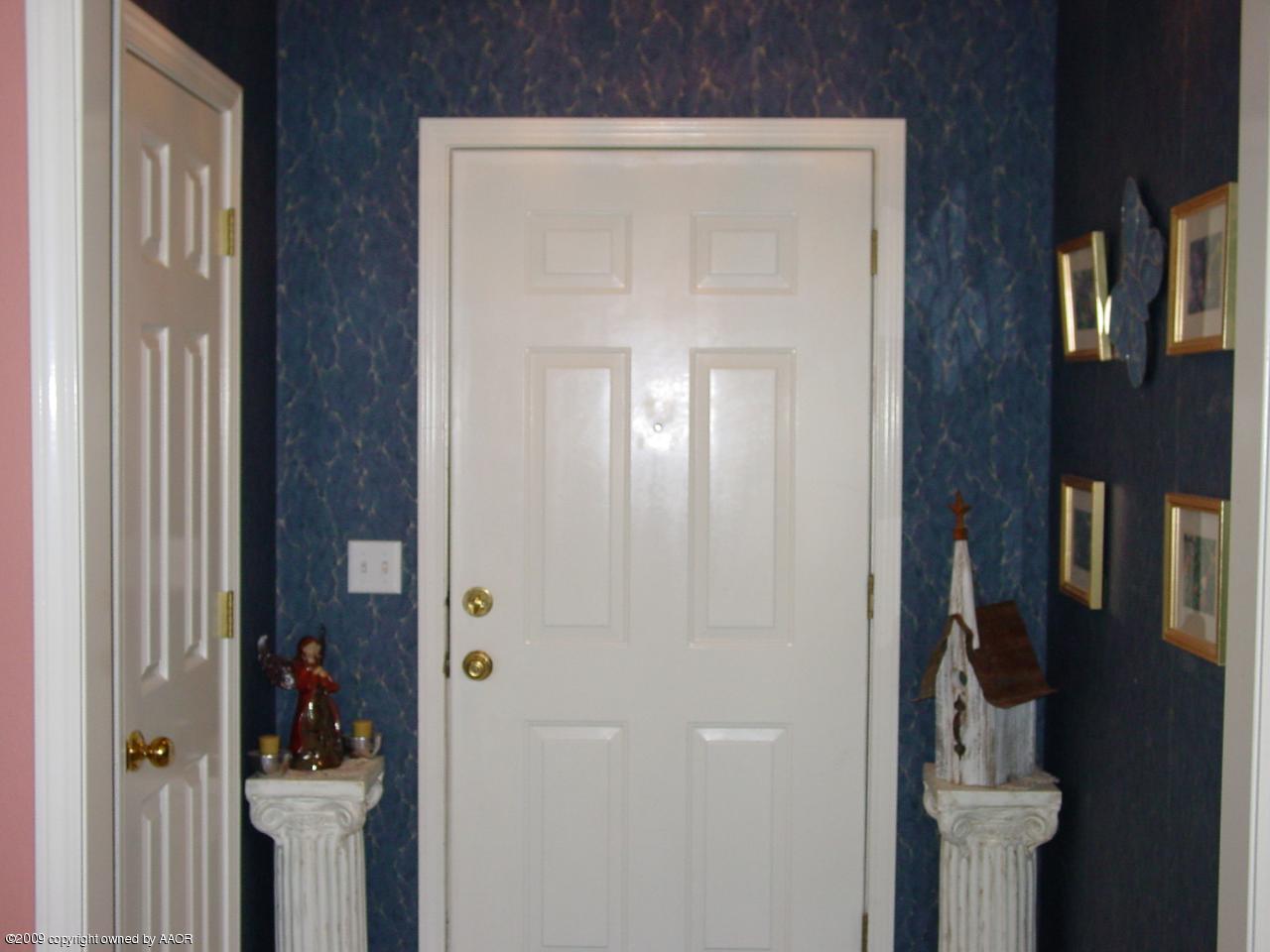 6601 Slater Circle Amarillo, TX 79110 - Photo 3 of 31 a view of a hallway with windows and closet