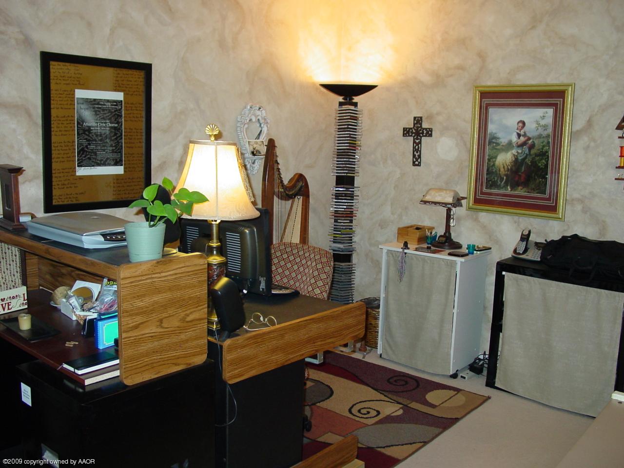 6601 Slater Circle Amarillo, TX 79110 - Photo 21 of 31 a room with furniture and a window