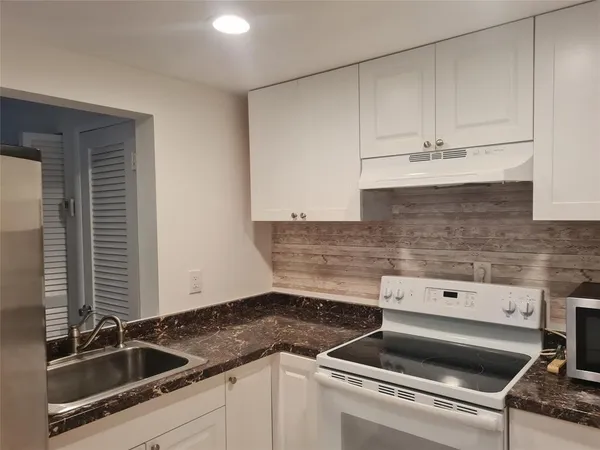 $1,500 | 300 Golden Isles Drive, Unit 104, Hallandale Beach, FL 33009