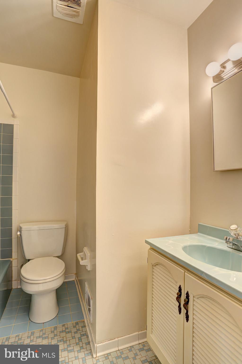 16009 Kent Road Laurel, MD 20707 - Photo 19 of 41 Main level full bath