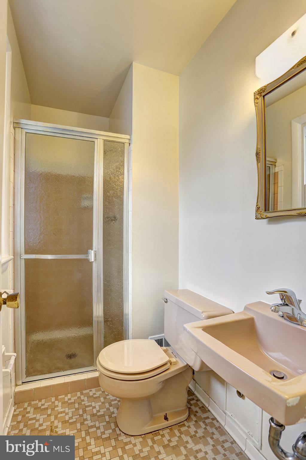 16009 Kent Road Laurel, MD 20707 - Photo 21 of 41 2nd full bath on main level