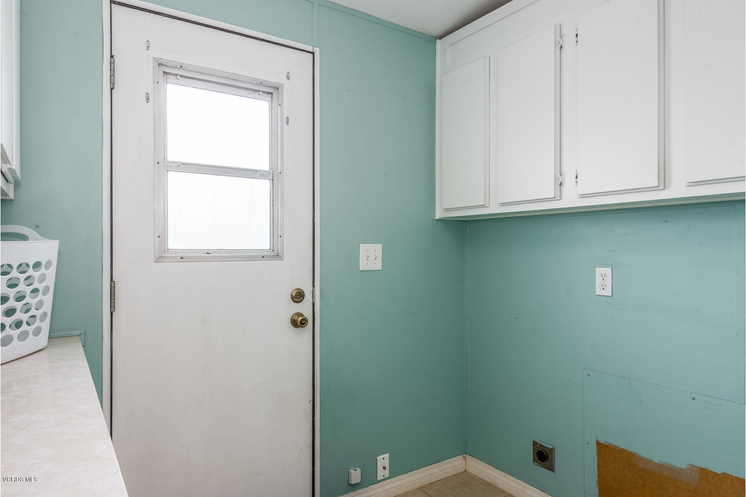 470 Raspberry Place, Unit 30 Oxnard, CA 93036 - Photo 14 of 21 a bathroom with a window