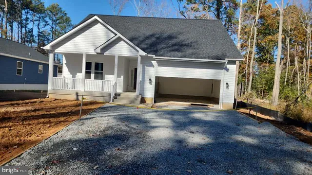 a view of a house with backyard