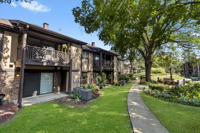 $2,200 | 850 Sheldon Court, Unit D, Wheaton, IL 60189
